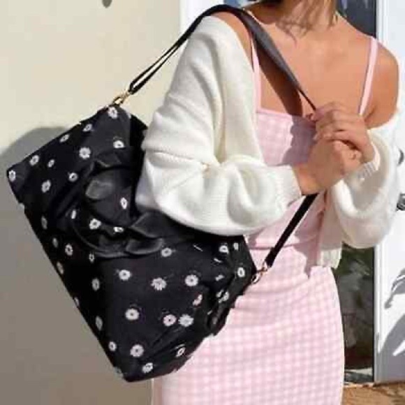 ALICE AND OLIVIA Daisy Print Overnighter Duffle Bag - Picture 12 of 13